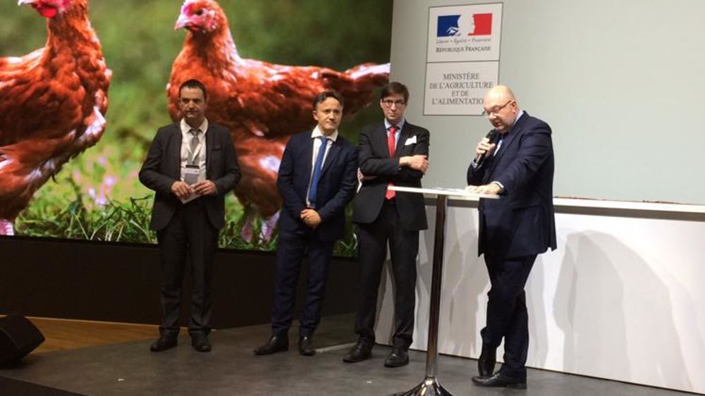 Stéphane Travert a parrainé la signature de la convention entre l’Inra, l’Acta et l’APCA pour la mise en place d’une cellule de coordination recherche, innovation, transfert, le 2 mars 2018, sur le stand du ministère de l’Agriculture, lors du SIA. © M. Salset/GFA